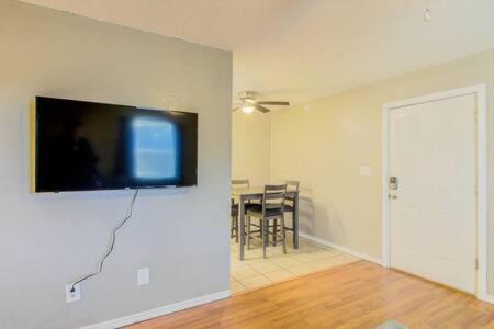 Lawton Appartement | One-bedroom ready for you near Fort Sill