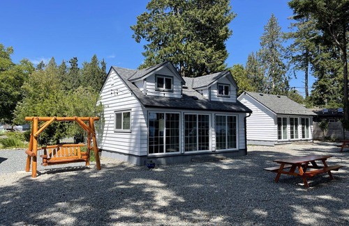 Sooke Cottage | One Bedroom Waterfront Cottage with Beach Access - Sleeps 4