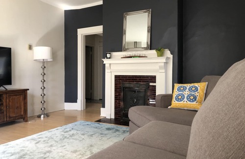 Saskatoon Downtown Maison | One block from River Character, large two bedroom