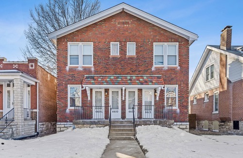 Clifton Heights Appartement | One BR with Workspace and Fenced Backyard, St. Louis, MO