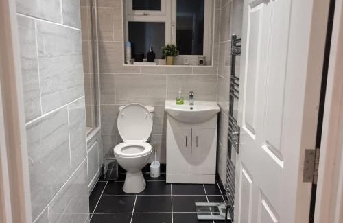 Enfield Highway Appartement | One double room in A 4 bed in Enfield north London