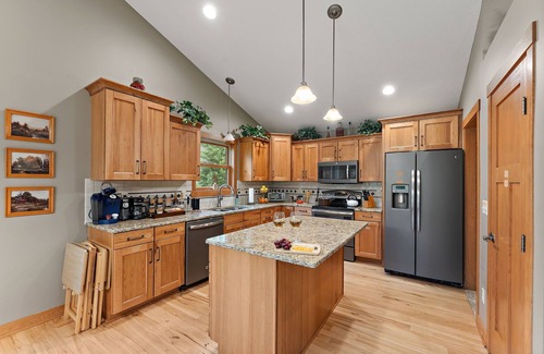 Rochester Maison | One Level Retreat 10 min to Mayo: Power recliner, Jacuzzi tub, Deck w Grill