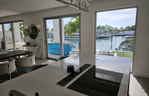 Palm Cay Copropriété | ONE Marina at Palm Cay. Rarely available 4 br / 3.5 bath condo. Waterfront!