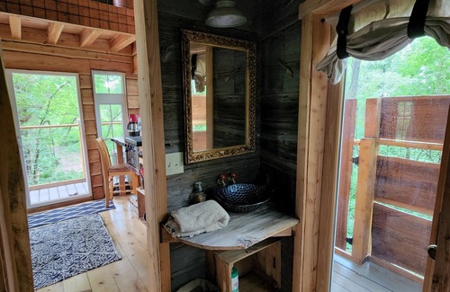 Belfast Cabine | One of a kind Treehouse on the Genesee River