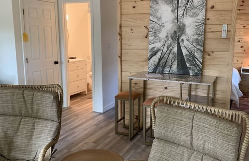 Ben Wheeler Maison | One of five modern bungalows- 1st Monday Trade Days, Music Festivals, East Texas