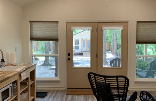 Ben Wheeler Maison | One of five modern bungalows -1st Monday Trade Days, Music Festivals, East Texas