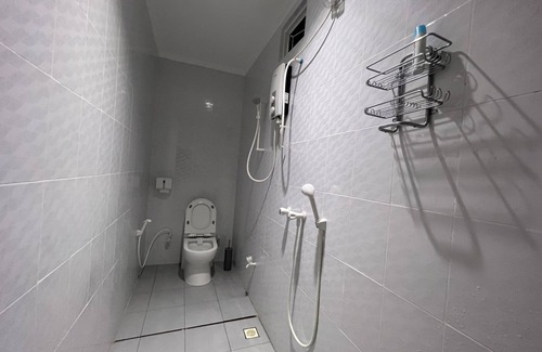Dhangethi Lit Et Petit-Déjeuner | One room with AC in Dhangethi