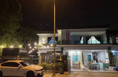 Bukit Indah Villa | OneRiimba Garden View Residence. Private Pool. Jacuzzi. Karaoke. 5mins Legoland