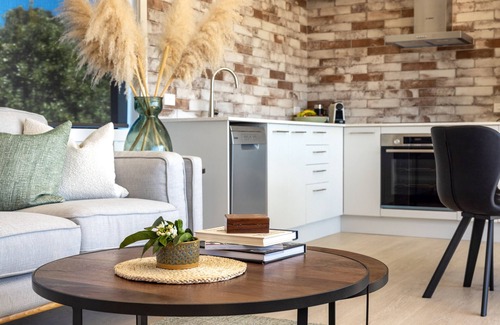 Onetangi Appartement | ONETANGI BEACH STAYS APARTMENT: Coast & Country
