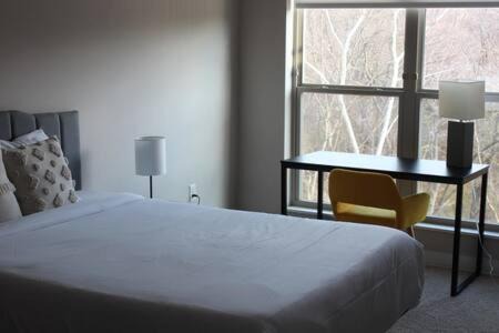 Ames Appartement | Onsite coffee bar just mins to Jack Thrice Stadium