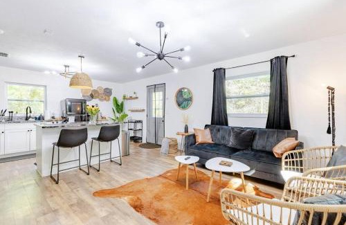 Williston Maison | Onyx Oasis - Devils Den - Huge Yard & Pet Friendly - Sleeps 5