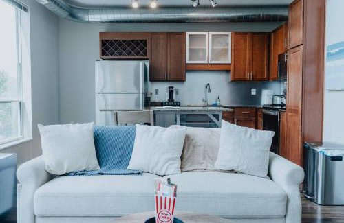 DeBaliviere Place Appartement | Open 2BR-1BA Penthouse w Pool and Balcony