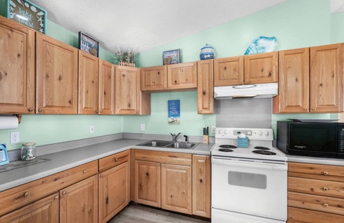 Surfside Beach Maison | Open + Airy home w/Golf Cart, in Ocean Lakes