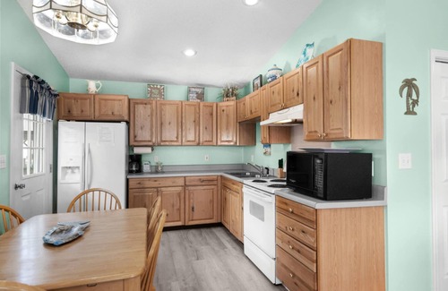 Surfside Beach Maison | Open + Airy home w/Golf Cart, in Ocean Lakes