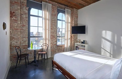 Williamsburg Hôtel | Wythe Hotel, Studio King, Edgy Industrial Chic, Stunning Skyline Views