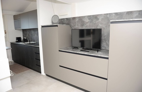 Sensole Appartement | Open space lakefront apartment with pool in Monte Isola
