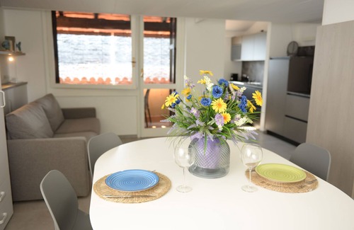 Sensole Appartement | Open space lakefront apartment with pool in Monte Isola