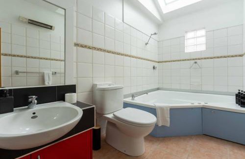 Melbourne Central Business District Maison | Opp Vic Markets, Trams at doorstep by Custom Bnb Hosting