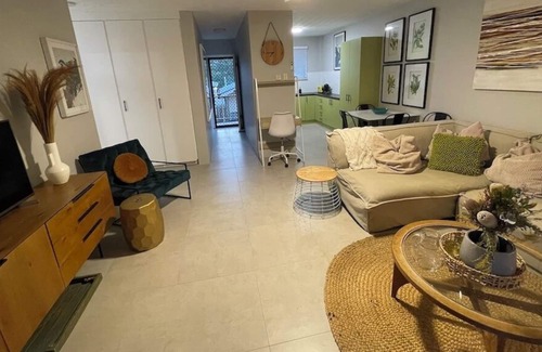 Newmarket Appartement | Opposite Sedgley Park 2 bedroom spacious apartment with 2 Queen size beds
