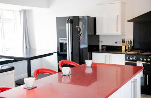 Isle of Grain Appartement | Opulent 5 bedroom Retreat with Hot tub and Entertainment