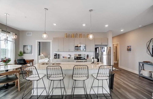 Columbus Appartement | Opulent Corner 2BR Near OSU w/Garage Parking!