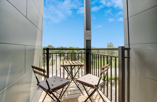 Columbus Appartement | Opulent Corner 2BR Near OSU w/Garage Parking!