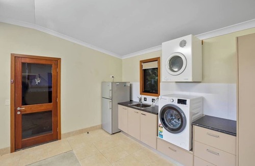 Mooloolah Valley Maison | Opulent Oasis: Exclusive Getaway for 9