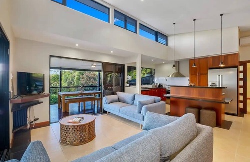 Mooloolah Valley Maison | Opulent Oasis: Exclusive Getaway for 9