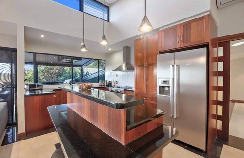 Mooloolah Valley Maison | Opulent Oasis: Exclusive Getaway for 9