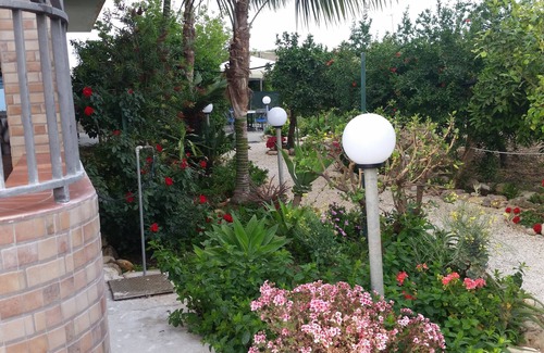 Sciacca Maison | Villa orange et citron avec jardin et herbes aromatiques.