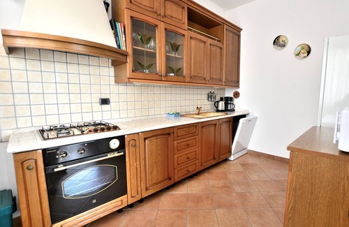 Marciaga Appartement | Orange Apartment In Marciaga di Costermano