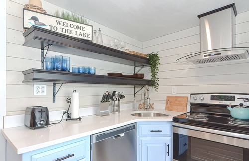Middleton Maison | Orange Oasis! Lakefront Getaway w/Private Beach