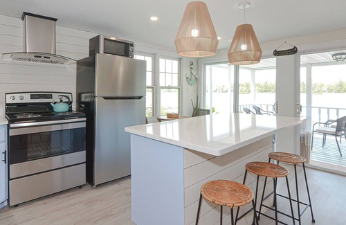 Middleton Maison | Orange Oasis! Lakefront Getaway w/Private Beach