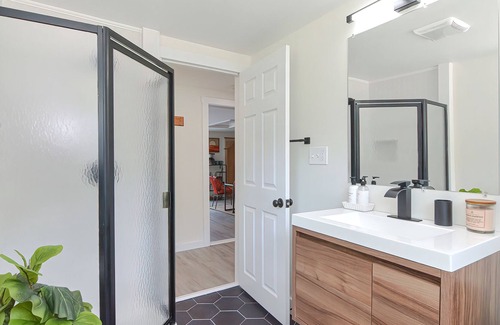 Middleton Maison | Orange Oasis! Lakefront Getaway w/Private Beach