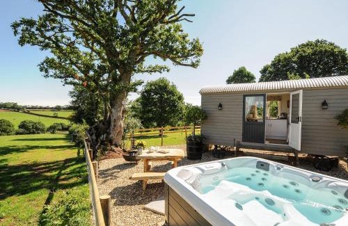 Worlington Maison | Orchard Retreat