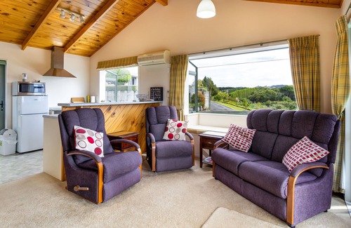 Athenree Cottage | Orchard Seaview Bach