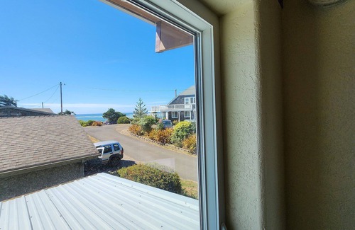Waldport Maison | Oregon Coast Container Home, Dog Friendly! Sleeps 4!