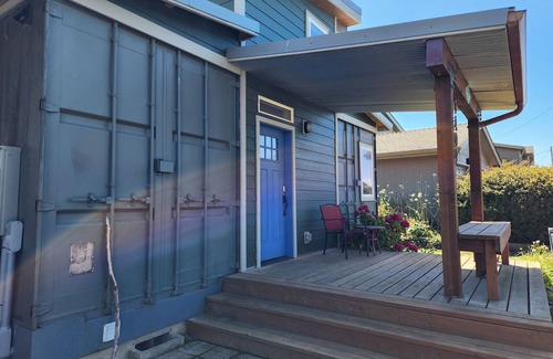 Waldport Maison | Oregon Coast Container Home, Dog Friendly! Sleeps 4!