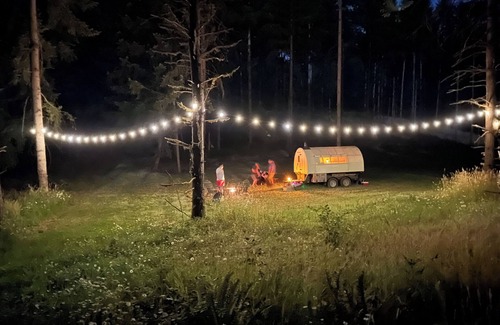 Oregon City Maison | Oregon Trail Covered Wagon by the Creek
