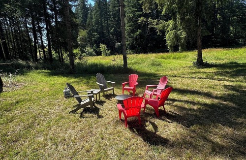 Oregon City Maison | Oregon Trail Covered Wagon by the Creek