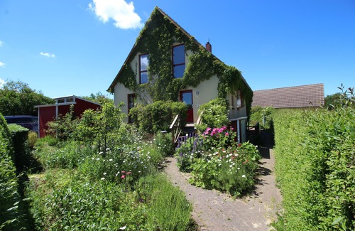 Schwarbe Maison | Maison de vacances biologique, 3 chambres, 3 salles de bains, jardin naturel, sauna, cheminée, WiFi près de la rive nord de Wittow