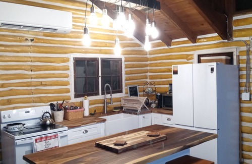 Wantage Cabine | Original Chestnut Log Cabin In A Lake Community