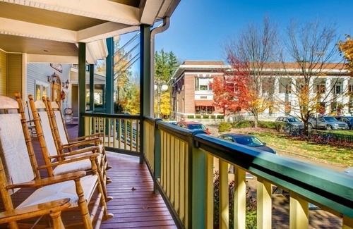 Chautauqua Copropriété | Originally built in Chautauqua Institution in 1890, the original St. Elmo Hotel building was torn down and rebuilt as a residential condominium. It now offers the convenience of an elevator