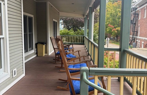 Chautauqua Copropriété | Originally built in Chautauqua Institution in 1890, the original St. Elmo Hotel building was torn down and rebuilt as a residential condominium. It now offers the convenience of an elevator