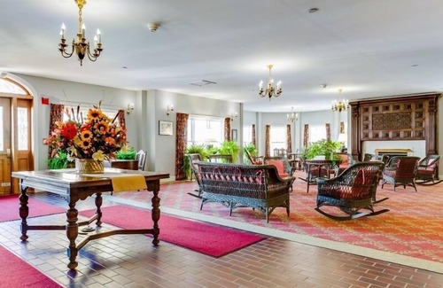 Chautauqua Copropriété | Originally built in Chautauqua Institution in 1890, the original St. Elmo Hotel building was torn down and rebuilt as a residential condominium. It now offers the convenience of an elevator