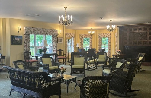 Chautauqua Copropriété | Originally built in Chautauqua Institution in 1890, the original St. Elmo Hotel building was torn down and rebuilt as a residential condominium. It now offers the convenience of an elevator