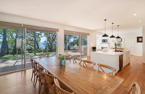 Vincentia Maison | Orions Ultimate Oasis: Absolute Beachfront Retreat