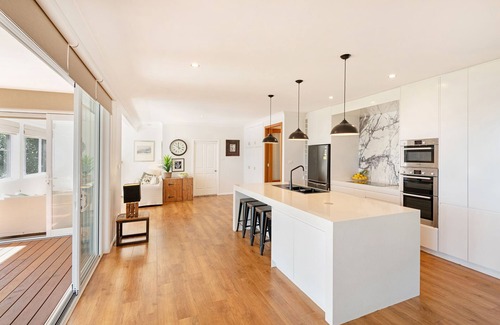 Vincentia Maison | Orions Ultimate Oasis: Absolute Beachfront Retreat