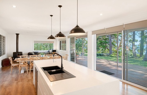 Vincentia Maison | Orions Ultimate Oasis: Absolute Beachfront Retreat