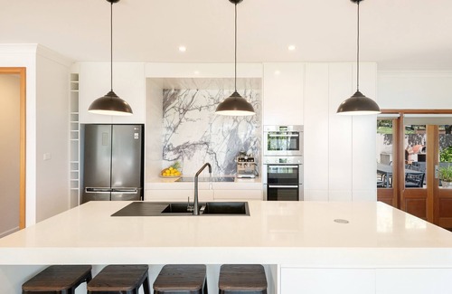 Vincentia Maison | Orions Ultimate Oasis: Absolute Beachfront Retreat